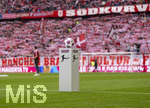 21.03.2026, Fussball Bundesliga 2025/2026, 27.Spieltag, FC Bayern München - 1.FC Union Berlin, in der Allianz-Arena München, Der Spielball liegt auf der Stele bereit. Mit dem aufgedruckten Slogan: Together Stop hate, be a Team. Fans, Zuschauer, Publikum, Fanblock, Tribüne, Anhänger, Fußballfan, Personen, Publikum, Fan, Supporters, Supporter, Ultras, Fahnen, Flaggen, Vereinsfarben 