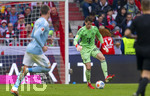 21.03.2026, Fussball Bundesliga 2025/2026, 27.Spieltag, FC Bayern München - 1.FC Union Berlin, in der Allianz-Arena München, Torwart Jonas Urbig (FC Bayern München) am Ball 