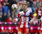 21.03.2026, Fussball Bundesliga 2025/2026, 27.Spieltag, FC Bayern München - 1.FC Union Berlin, in der Allianz-Arena München, Joshua Kimmich (FC Bayern München) beim Aufwärmen, auf dem Shirt steht ROT GEGEN RASISSMUS 