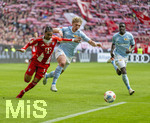 21.03.2026, Fussball Bundesliga 2025/2026, 27.Spieltag, FC Bayern München - 1.FC Union Berlin, in der Allianz-Arena München, v.li: Michael Olise (FC Bayern München) gebremst von Leopold Querfeld (Union Berlin) 