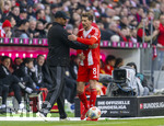 21.03.2026, Fussball Bundesliga 2025/2026, 27.Spieltag, FC Bayern München - 1.FC Union Berlin, in der Allianz-Arena München, v.li: Trainer Vincent Kompany (FC Bayern München) wechselt Leon Goretzka (FC Bayern München) aus.