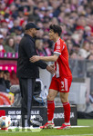 21.03.2026, Fussball Bundesliga 2025/2026, 27.Spieltag, FC Bayern München - 1.FC Union Berlin, in der Allianz-Arena München, Wechsel,  Min-jae Kim (Bayern München, Minjae Kim) shakehands mit Trainer Vincent Kompany (FC Bayern München) 