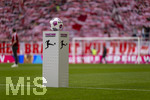 21.03.2026, Fussball Bundesliga 2025/2026, 27.Spieltag, FC Bayern München - 1.FC Union Berlin, in der Allianz-Arena München, Der Spielball liegt auf der Stele bereit. Mit dem aufgedruckten Slogan: Together Stop hate, be a Team. Fans, Zuschauer, Publikum, Fanblock, Tribüne, Anhänger, Fußballfan, Personen, Publikum, Fan, Supporters, Supporter, Ultras, Fahnen, Flaggen, Vereinsfarben 