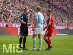 21.03.2026, Fussball Bundesliga 2025/2026, 27.Spieltag, FC Bayern München - 1.FC Union Berlin, in der Allianz-Arena München, Schiedsrichter Patrick Ittrich mit Leopold Querfeld (Union Berlin) und Joshua Kimmich (FC Bayern München) 