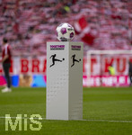 21.03.2026, Fussball Bundesliga 2025/2026, 27.Spieltag, FC Bayern München - 1.FC Union Berlin, in der Allianz-Arena München, Der Spielball liegt auf der Stele bereit. Mit dem aufgedruckten Slogan: Together Stop hate, be a Team. Fans, Zuschauer, Publikum, Fanblock, Tribüne, Anhänger, Fußballfan, Personen, Publikum, Fan, Supporters, Supporter, Ultras, Fahnen, Flaggen, Vereinsfarben 