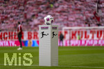 21.03.2026, Fussball Bundesliga 2025/2026, 27.Spieltag, FC Bayern München - 1.FC Union Berlin, in der Allianz-Arena München, Der Spielball liegt auf der Stele bereit. Mit dem aufgedruckten Slogan: Together Stop hate, be a Team. 