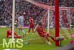 21.03.2026, Fussball Bundesliga 2025/2026, 27.Spieltag, FC Bayern München - 1.FC Union Berlin, in der Allianz-Arena München, Josip Stanisic (Bayern München) hat sich im Netzt hinten verfangen 