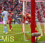 21.03.2026, Fussball Bundesliga 2025/2026, 27.Spieltag, FC Bayern München - 1.FC Union Berlin, in der Allianz-Arena München, Josip Stanisic (Bayern München) hat sich im Netzt hinten verfangen 