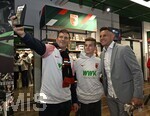 22.03.2026, Fussball 1. Bundesliga 2025/2026, 27.Spieltag, FC Augsburg - VfB Stuttgart, in der WWK-Arena Augsburg. Raul Bobadilla (Argentinien) besucht den FC Augsburg, Hier steht er im Fanshop und lässt sich gerne mit Fans fotografieren.
 

