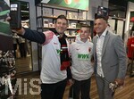 22.03.2026, Fussball 1. Bundesliga 2025/2026, 27.Spieltag, FC Augsburg - VfB Stuttgart, in der WWK-Arena Augsburg. Raul Bobadilla (Argentinien) besucht den FC Augsburg, Hier steht er im Fanshop und lässt sich gerne mit Fans fotografieren.
 

