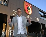 22.03.2026, Fussball 1. Bundesliga 2025/2026, 27.Spieltag, FC Augsburg - VfB Stuttgart, in der WWK-Arena Augsburg. Raul Bobadilla (Argentinien) besucht den FC Augsburg, Hier steht er vor dem Stadion
 

