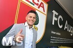 22.03.2026, Fussball 1. Bundesliga 2025/2026, 27.Spieltag, FC Augsburg - VfB Stuttgart, in der WWK-Arena Augsburg. Raul Bobadilla (Argentinien) besucht den FC Augsburg, Hier steht er vor dem Stadion

