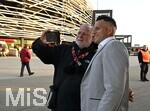 22.03.2026, Fussball 1. Bundesliga 2025/2026, 27.Spieltag, FC Augsburg - VfB Stuttgart, in der WWK-Arena Augsburg. Raul Bobadilla (Argentinien) besucht den FC Augsburg, Hier lässt er sich mit einem Fan fotografieren.
 

