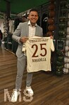 22.03.2026, Fussball 1. Bundesliga 2025/2026, 27.Spieltag, FC Augsburg - VfB Stuttgart, in der WWK-Arena Augsburg. Raul Bobadilla (Argentinien) besucht den FC Augsburg, Hier steht er im Fanshop
 

