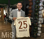 22.03.2026, Fussball 1. Bundesliga 2025/2026, 27.Spieltag, FC Augsburg - VfB Stuttgart, in der WWK-Arena Augsburg. Raul Bobadilla (Argentinien) besucht den FC Augsburg, Hier steht er im Fanshop
 

