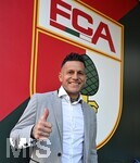 22.03.2026, Fussball 1. Bundesliga 2025/2026, 27.Spieltag, FC Augsburg - VfB Stuttgart, in der WWK-Arena Augsburg. Raul Bobadilla (Argentinien) besucht den FC Augsburg, Hier steht er vor dem Stadion


