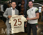22.03.2026, Fussball 1. Bundesliga 2025/2026, 27.Spieltag, FC Augsburg - VfB Stuttgart, in der WWK-Arena Augsburg. Raul Bobadilla (Argentinien) besucht den FC Augsburg, Hier steht er im Fanshop mit Fanshop Koordinator Justin Gaskins (FC Augsburg)
 


