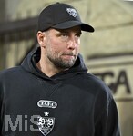 22.03.2026, Fussball 1. Bundesliga 2025/2026, 27.Spieltag, FC Augsburg - VfB Stuttgart, in der WWK-Arena Augsburg. Trainer Sebastian Hoeneß (Stuttgart) nachdenklich.
 

