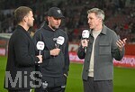 22.03.2026, Fussball 1. Bundesliga 2025/2026, 27.Spieltag, FC Augsburg - VfB Stuttgart, in der WWK-Arena Augsburg. Trainer Sebastian Hoeneß (Stuttgart) und TV Experte Sebastian Schweinsteiger (Deutschland) 
 

