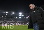 22.03.2026, Fussball 1. Bundesliga 2025/2026, 27.Spieltag, FC Augsburg - VfB Stuttgart, in der WWK-Arena Augsburg. Trainer Manuel Baum (FC Augsburg) nachdenklich.
 

