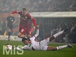 22.03.2026, Fussball 1. Bundesliga 2025/2026, 27.Spieltag, FC Augsburg - VfB Stuttgart, in der WWK-Arena Augsburg. v.l. Chris Führich (Stuttgart) gegen Noahkai Dominic Banks (FC Augsburg) 
 

