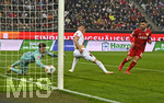 22.03.2026, Fussball 1. Bundesliga 2025/2026, 27.Spieltag, FC Augsburg - VfB Stuttgart, in der WWK-Arena Augsburg. Deniz Undav (Stuttgart) trifft zum 0:1 gegen Torwart Finn Dahmen (FC Augsburg) 
 

