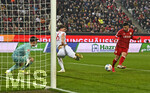 22.03.2026, Fussball 1. Bundesliga 2025/2026, 27.Spieltag, FC Augsburg - VfB Stuttgart, in der WWK-Arena Augsburg. Deniz Undav (Stuttgart) trifft zum 0:1 v.l. Torwart Finn Dahmen (FC Augsburg), Cedric Adrian Zesiger (FC Augsburg) und Deniz Undav (Stuttgart) 
 

