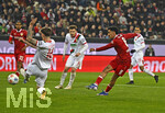 22.03.2026, Fussball 1. Bundesliga 2025/2026, 27.Spieltag, FC Augsburg - VfB Stuttgart, in der WWK-Arena Augsburg. Tiago Tomas (Stuttgart) zieht ab und trifft zum 0:2 vorbei an Cedric Adrian Zesiger (FC Augsburg) 
 

