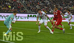 22.03.2026, Fussball 1. Bundesliga 2025/2026, 27.Spieltag, FC Augsburg - VfB Stuttgart, in der WWK-Arena Augsburg. Nikolas Nartey (Stuttgart) trifft zum 0:3 gegen Torwart Finn Dahmen (FC Augsburg) v.l. Torwart Finn Dahmen (FC Augsburg), Cedric Adrian Zesiger (FC Augsburg) und Nikolas Nartey (Stuttgart) 
 

