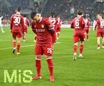 22.03.2026, Fussball 1. Bundesliga 2025/2026, 27.Spieltag, FC Augsburg - VfB Stuttgart, in der WWK-Arena Augsburg. Deniz Undav (Stuttgart) bedankt sich bei den Fans
 

