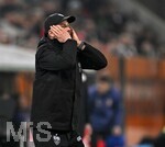 22.03.2026, Fussball 1. Bundesliga 2025/2026, 27.Spieltag, FC Augsburg - VfB Stuttgart, in der WWK-Arena Augsburg. Trainer Sebastian Hoeneß (Stuttgart) nachdenklich.
 

