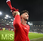 22.03.2026, Fussball 1. Bundesliga 2025/2026, 27.Spieltag, FC Augsburg - VfB Stuttgart, in der WWK-Arena Augsburg. Atakan Karazor (Stuttgart) wirft sein Trikot zu den Fans
 

