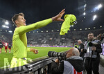 22.03.2026, Fussball 1. Bundesliga 2025/2026, 27.Spieltag, FC Augsburg - VfB Stuttgart, in der WWK-Arena Augsburg.  Torwart Alexander Nübel (Stuttgart)  wirft sein Trikot zu den Fans
 

