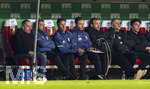 22.03.2026, Fussball 1. Bundesliga 2025/2026, 27.Spieltag, FC Augsburg - VfB Stuttgart, in der WWK-Arena Augsburg. li: Trainer Manuel Baum (FC Augsburg) nachdenklich auf der Bank.