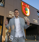 22.03.2026, Fussball 1. Bundesliga 2025/2026, 27.Spieltag, FC Augsburg - VfB Stuttgart, in der WWK-Arena Augsburg. Ex-Augsburger Raul Bobadilla (Argentinien) zu Gast beim Spiel, hier vor dem Stadion.