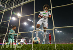 22.03.2026, Fussball 1. Bundesliga 2025/2026, 27.Spieltag, FC Augsburg - VfB Stuttgart, in der WWK-Arena Augsburg. v.li: Torwart Finn Dahmen (FC Augsburg) enttäuscht nach einem Gegentor, Cedric Adrian Zesiger (FC Augsburg) und Han-Noah Massengo (FC Augsburg) frustriert.