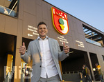 22.03.2026, Fussball 1. Bundesliga 2025/2026, 27.Spieltag, FC Augsburg - VfB Stuttgart, in der WWK-Arena Augsburg. Ex-Augsburger Raul Bobadilla (Argentinien) zu Gast beim Spiel, hier vor dem Stadion.