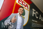 22.03.2026, Fussball 1. Bundesliga 2025/2026, 27.Spieltag, FC Augsburg - VfB Stuttgart, in der WWK-Arena Augsburg. Ex-Augsburger Raul Bobadilla (Argentinien) zu Gast beim Spiel, hier am großen Logo am Fanshop.