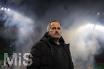 22.03.2026, Fussball 1. Bundesliga 2025/2026, 27.Spieltag, FC Augsburg - VfB Stuttgart, in der WWK-Arena Augsburg. Trainer Manuel Baum (FC Augsburg) nachdenklich im Rauch der Pyros.