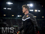 22.03.2026, Fussball 1. Bundesliga 2025/2026, 27.Spieltag, FC Augsburg - VfB Stuttgart, in der WWK-Arena Augsburg. Torwart Alexander Nübel (Stuttgart) im Flutlicht.