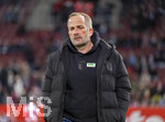 22.03.2026, Fussball 1. Bundesliga 2025/2026, 27.Spieltag, FC Augsburg - VfB Stuttgart, in der WWK-Arena Augsburg. Trainer Manuel Baum (FC Augsburg) nachdenklich  