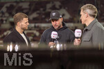 22.03.2026, Fussball 1. Bundesliga 2025/2026, 27.Spieltag, FC Augsburg - VfB Stuttgart, in der WWK-Arena Augsburg. Trainer Sebastian Hoeneß (mitte, Stuttgart) nachdenklich beim TV-Interview re: Tobias Schweinsteiger (DAZN)