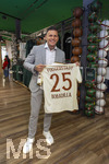22.03.2026, Fussball 1. Bundesliga 2025/2026, 27.Spieltag, FC Augsburg - VfB Stuttgart, in der WWK-Arena Augsburg. Ex-Augsburger Raul Bobadilla (Argentinien) zu Gast beim Spiel, hier im Fanshop mit einem Fuggerstadt-Sondertrikot mit der Nr.25 und seinem Namen auf dem Trikot.