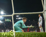 22.03.2026, Fussball 1. Bundesliga 2025/2026, 27.Spieltag, FC Augsburg - VfB Stuttgart, in der WWK-Arena Augsburg. Torwart Finn Dahmen (FC Augsburg) wütend am Boden nach einem Gegentor. re: Elvis Rexhbecaj (FC Augsburg) 