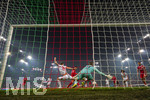 22.03.2026, Fussball 1. Bundesliga 2025/2026, 27.Spieltag, FC Augsburg - VfB Stuttgart, in der WWK-Arena Augsburg. Torschuss zum 0:1 von Deniz Undav (mitte, Stuttgart) gegen Cedric Adrian Zesiger (li, FC Augsburg) und Torwart Finn Dahmen (FC Augsburg)  