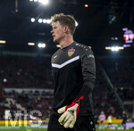 22.03.2026, Fussball 1. Bundesliga 2025/2026, 27.Spieltag, FC Augsburg - VfB Stuttgart, in der WWK-Arena Augsburg. Torwart Alexander Nübel (Stuttgart) im Flutlicht.
