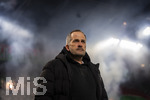 22.03.2026, Fussball 1. Bundesliga 2025/2026, 27.Spieltag, FC Augsburg - VfB Stuttgart, in der WWK-Arena Augsburg. Trainer Manuel Baum (FC Augsburg) nachdenklich im Rauch der Pyros.