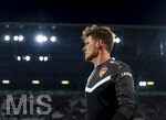22.03.2026, Fussball 1. Bundesliga 2025/2026, 27.Spieltag, FC Augsburg - VfB Stuttgart, in der WWK-Arena Augsburg. Torwart Alexander Nübel (Stuttgart) im Flutlicht.