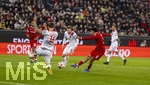 22.03.2026, Fussball 1. Bundesliga 2025/2026, 27.Spieltag, FC Augsburg - VfB Stuttgart, in der WWK-Arena Augsburg. Tiago Tomas (Stuttgart) Torschuss zum 0:2 gegen Cedric Adrian Zesiger (li, FC Augsburg) 