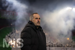 22.03.2026, Fussball 1. Bundesliga 2025/2026, 27.Spieltag, FC Augsburg - VfB Stuttgart, in der WWK-Arena Augsburg. Trainer Manuel Baum (FC Augsburg) nachdenklich im Rauch der Pyros.